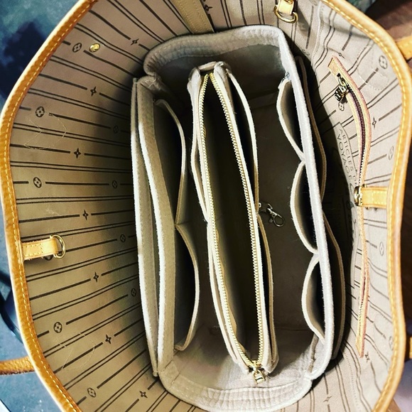 Authentic Neverfull MM Louis Vuitton Tote - Picture 6 of 15